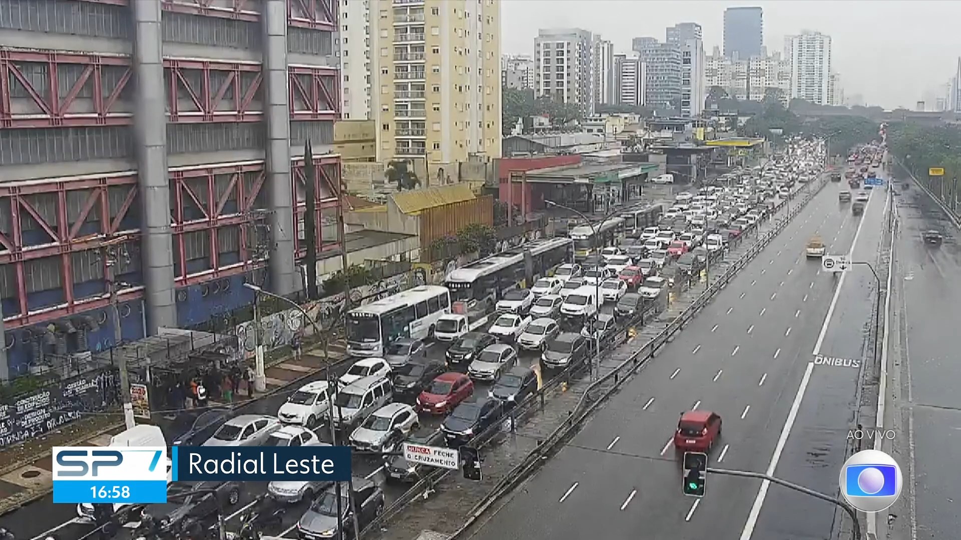Com chuva e frio, cidade de SP bate recorde de trânsito do ano nesta sexta, com 1.348 km de lentidão