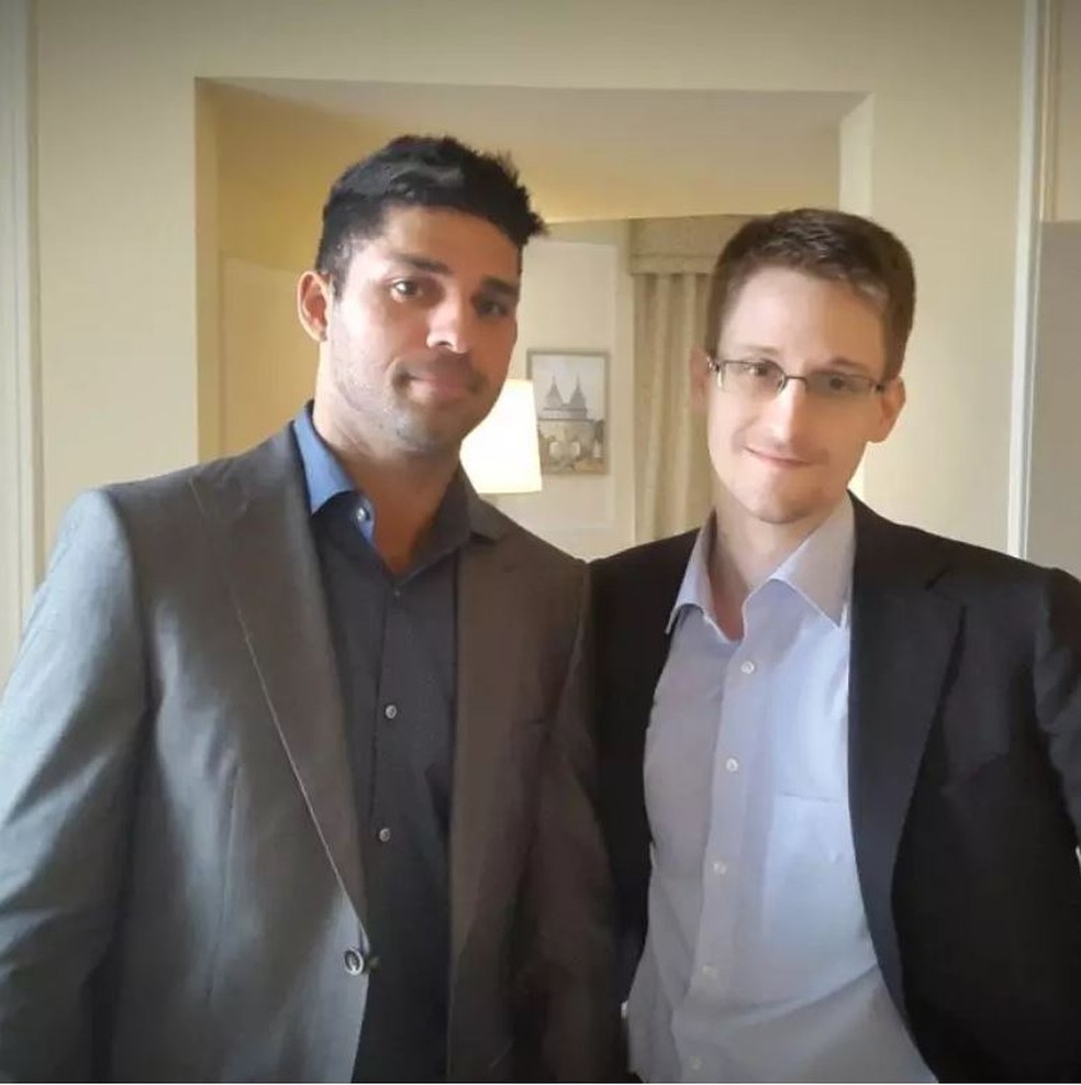 Miranda e Snowden, em 2014, em Hong Kong, na China — Foto: Divulgao