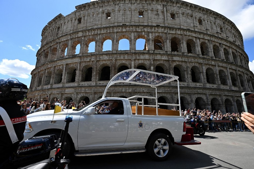 O caixão do Papa Francisco é visto em frente ao Coliseu enquanto é transportado da Basílica de São Pedro para a Basílica de Santa Maria Maggiore, durante a cerimônia fúnebre em Roma. — Foto: Stefano Rellandini / AFP