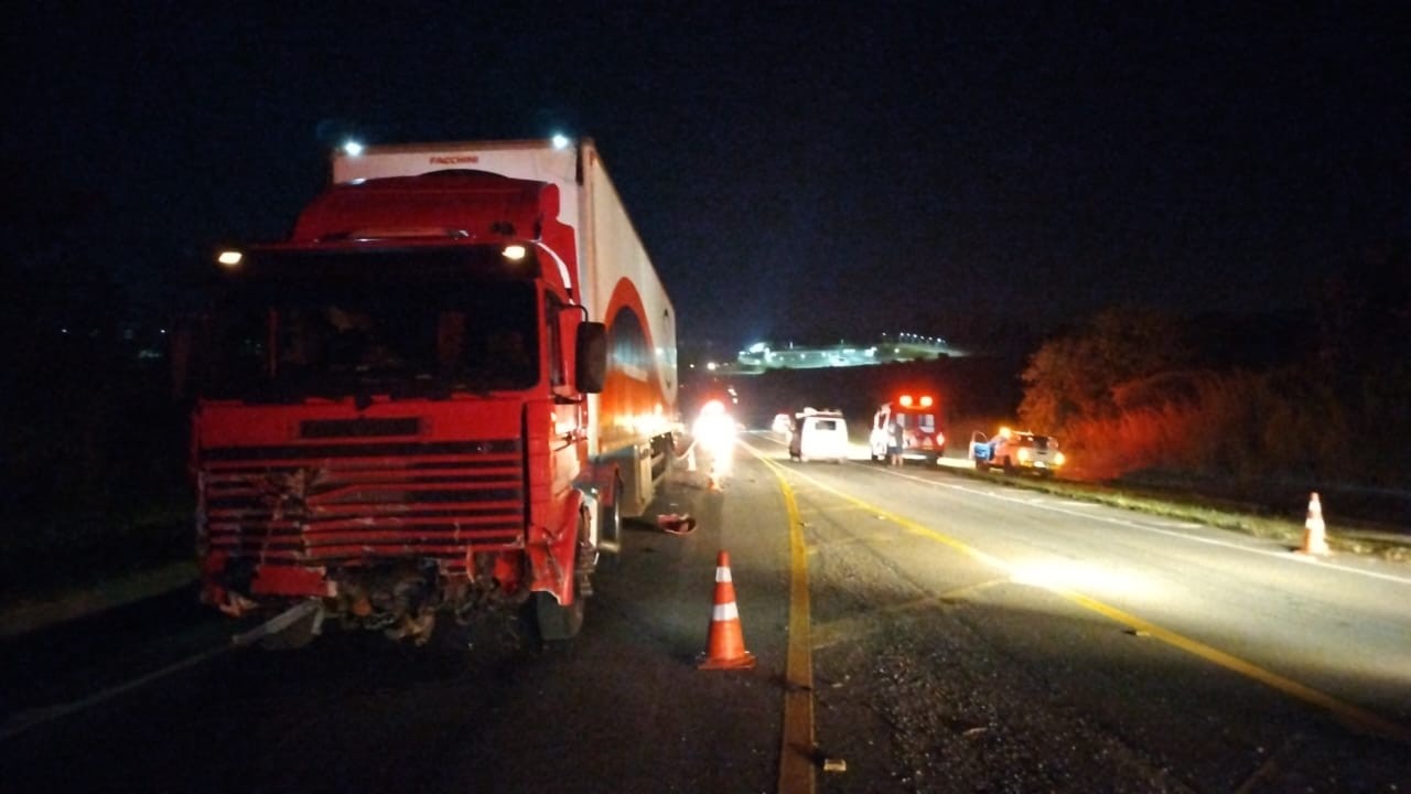 Motorista e criança de 4 anos morrem em batida entre carro e caminhão em Vargem Grade do Sul