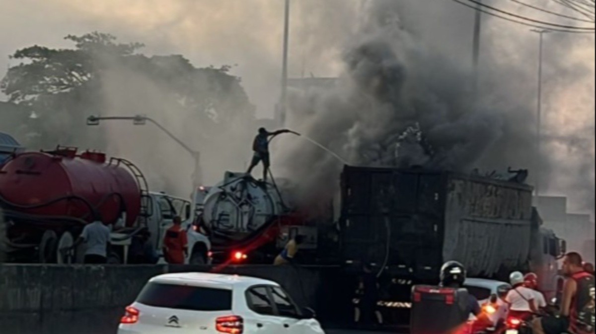 Caminhão pega fogo e interdita a Avenida Brasil na altura de Ramos