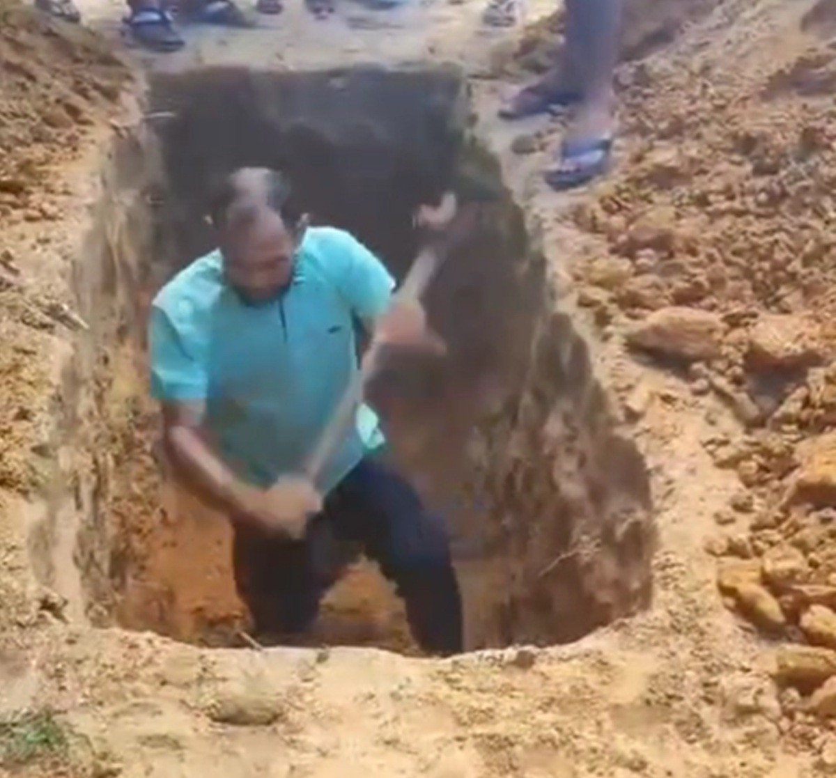 VÍDEO: Filho abre cova para enterrar corpo do próprio pai em cemitério público do RN 