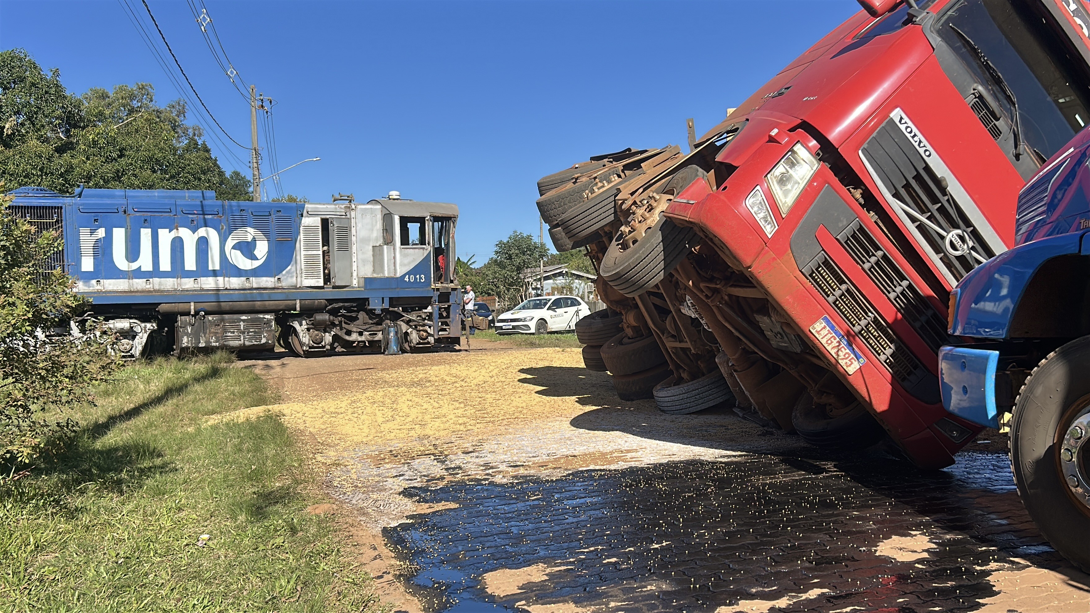 Carreta é atingida por locomotiva em linha férrea no interior do RS