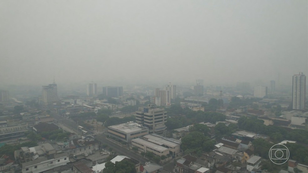 Fumaça de queimadas cobrem Manaus. — Foto: TV globo/Reprodução