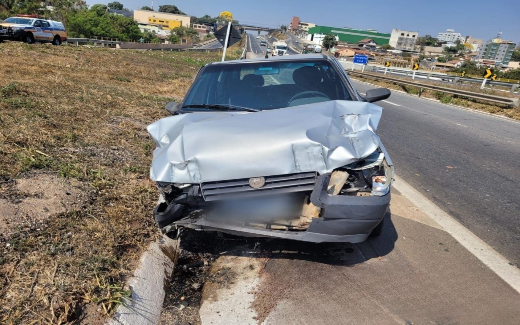 Motorista passa mal ao volante e bate carro na traseira de caminhão na MG-050, em Divinópolis