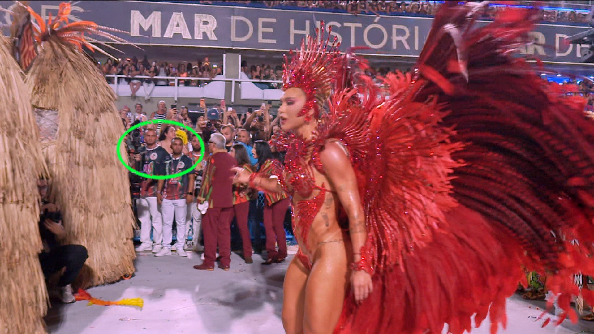 Virginia desfila escoltada por seguranças na Sapucaí