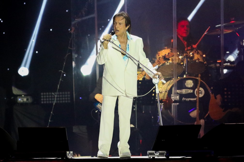 O cantor Roberto Carlos durante show do Réveillon do Recife na orla do Pina na Zona Sul do Recife, na quinta-feira (26) — Foto: Marlon Costa/Agif/Estadão Conteúdo