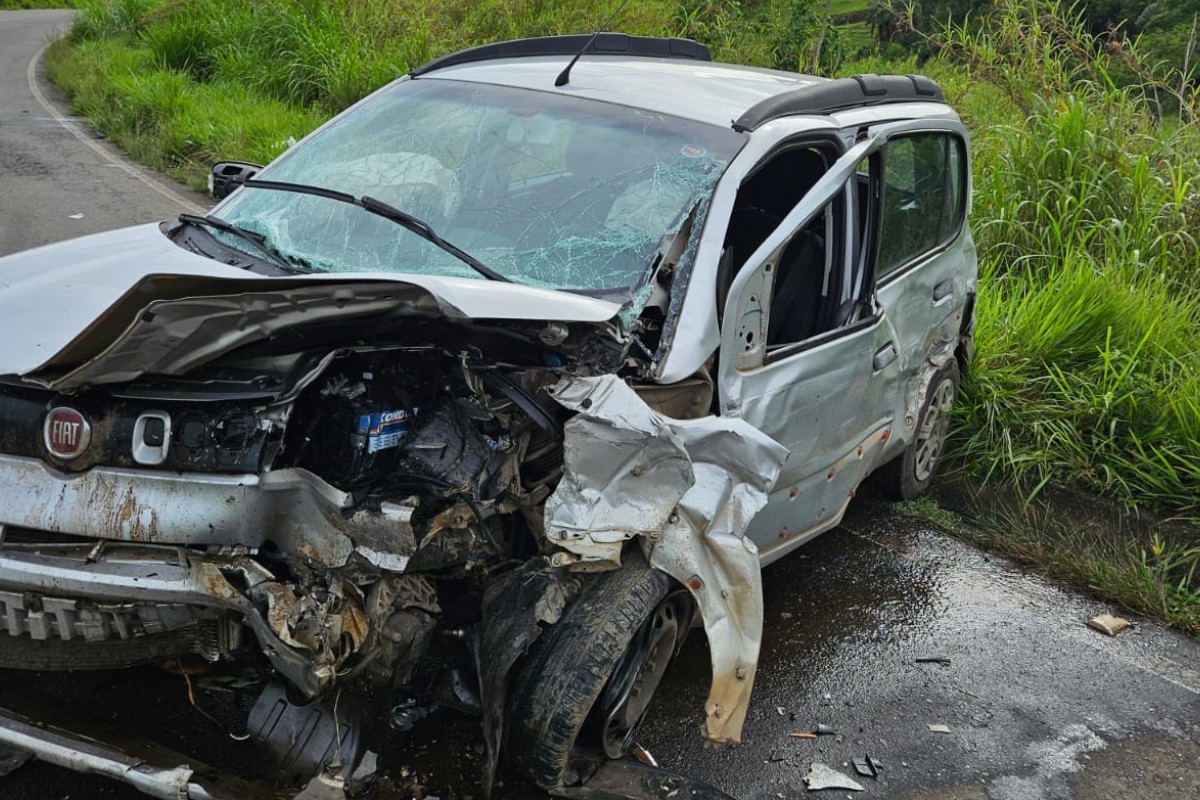 Acidente entre três veículos deixa quatro pessoas feridas em Juiz de Fora