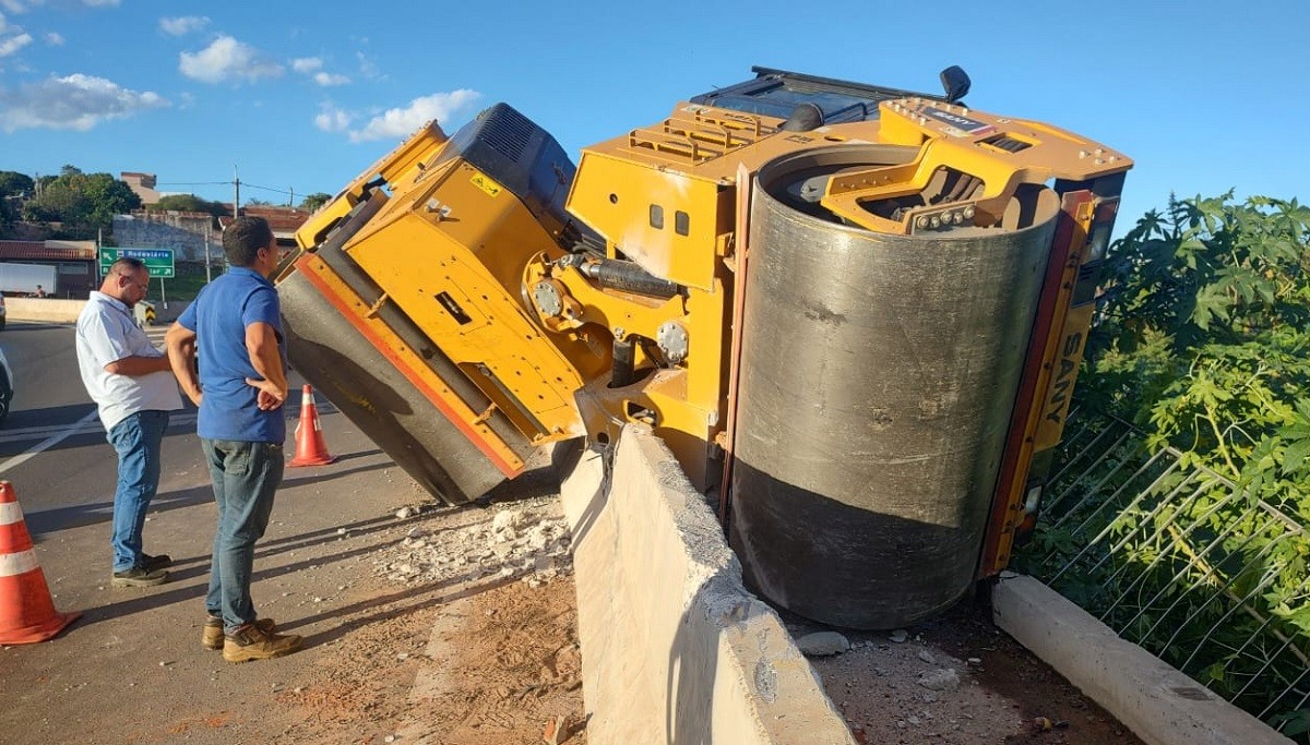 Rolo compressor da Prefeitura de Bauru tomba, fica preso em mureta e causa congestionamento na Rodovia Marechal Rondon