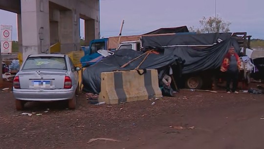 Desalojados vivem em barracas para ficar perto da casa inundada - Foto: (RBS TV/Reprodução)