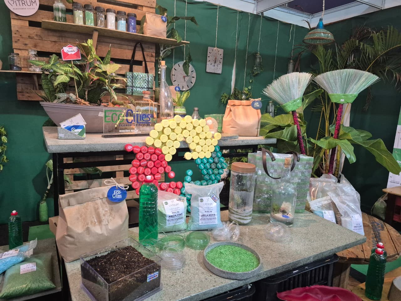 Projeto transforma vidro e resíduos descartados na 54ª Expofeira do AP em produtos e renda 