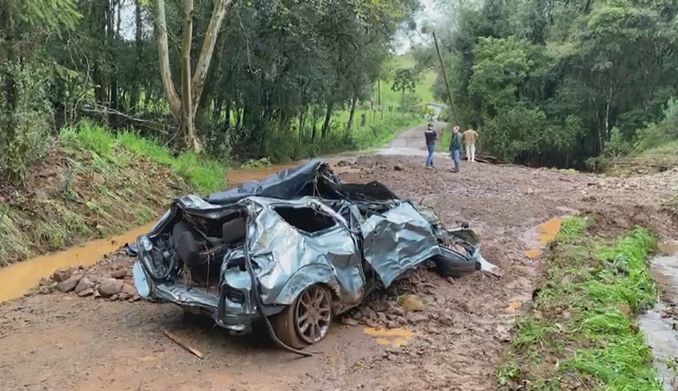 Carro em que estavam Delve Francescatto, de 50 anos, e Ironi de Ftima Godoi Francescatto, de 44 anos, foi destrudo pela gua — Foto: Reproduo/RBS TV