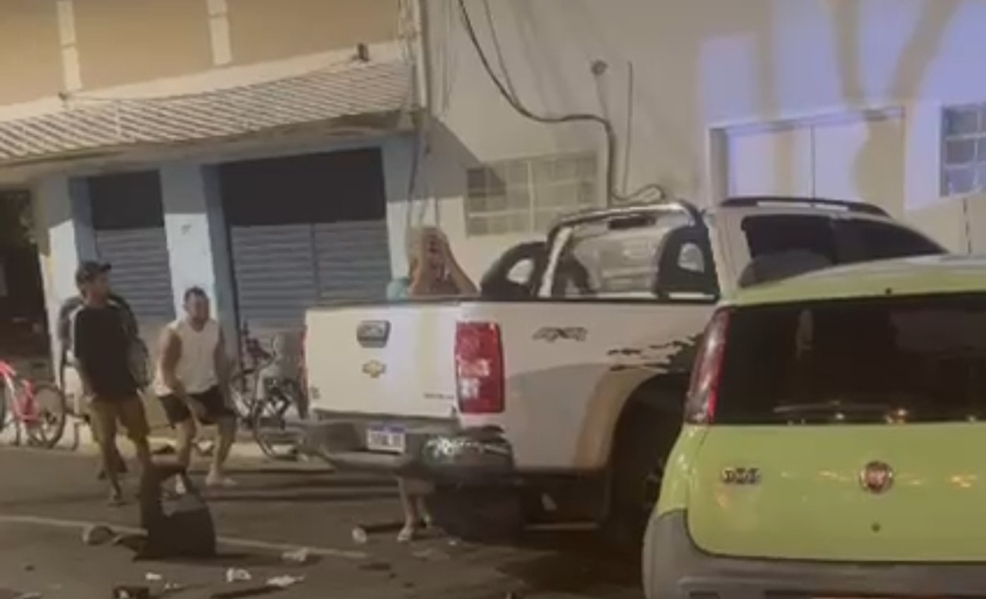 Vídeo: caminhonete atropela 4 pessoas que lanchavam em hamburgueria de Cardoso Moreira; mulher morre