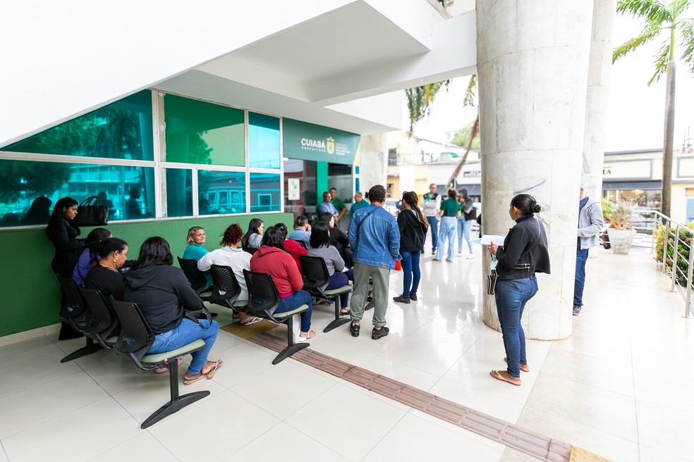 Candidatos sorteados se reúnem na Secretaria Municipal de Habitação e Regularização Fundiária, na Praça Alencastro — Foto: Erlan Aquino