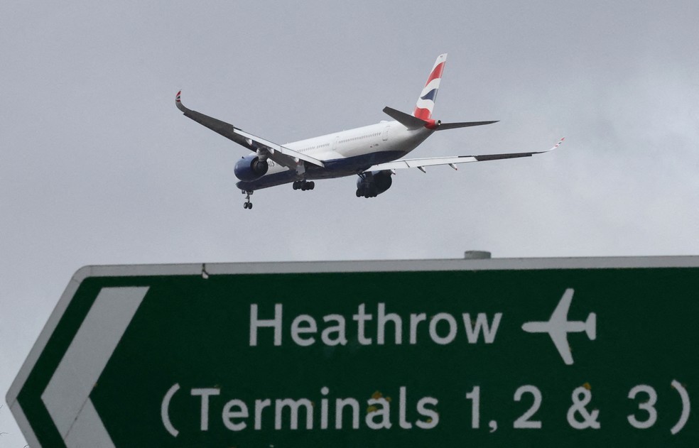 Aeroporto de Heathrow, em Londres, é fechado após incêndio em estação de energia — Foto: Reuters