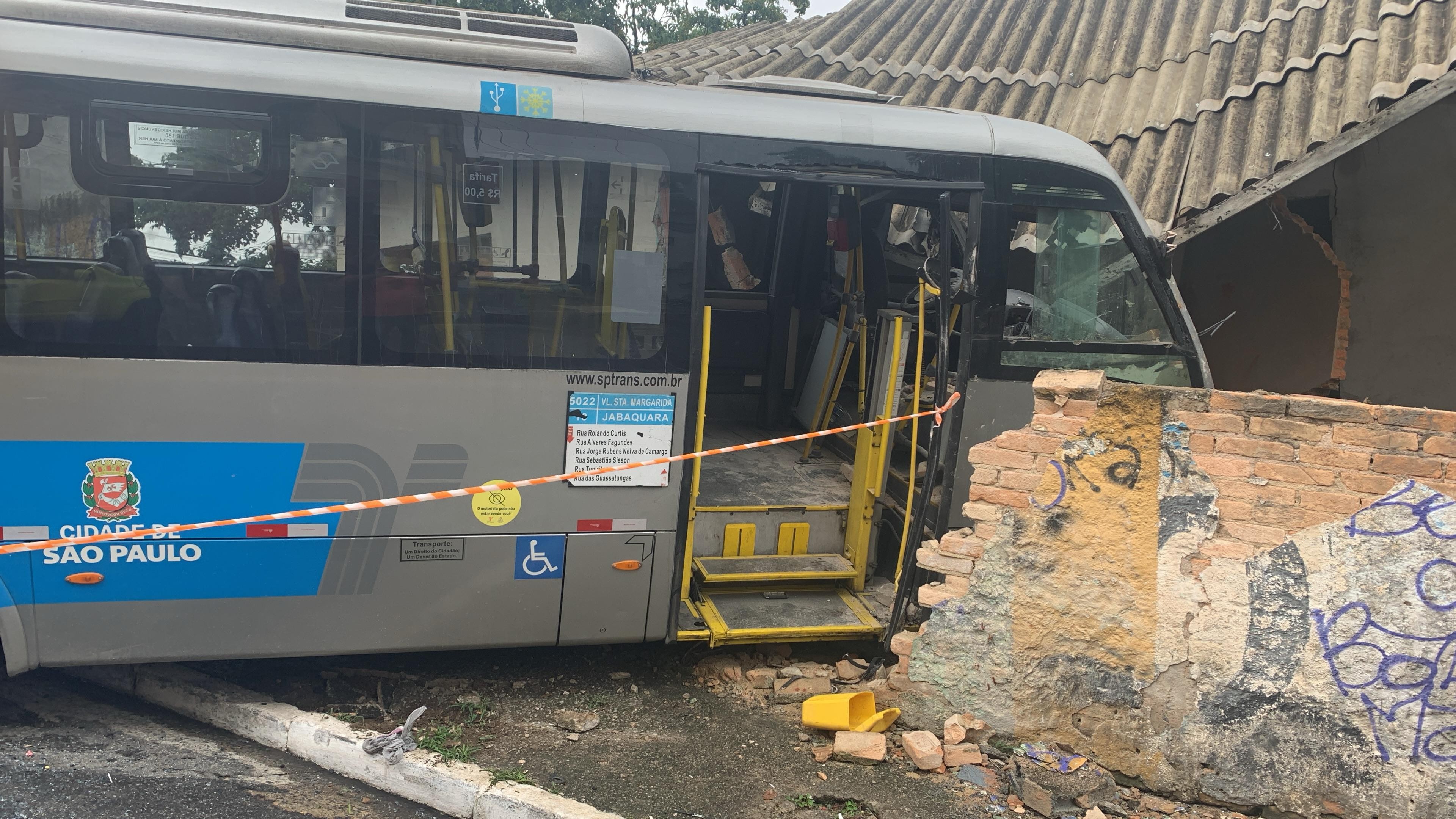 VÍDEO: micro-ônibus invade casa e deixa passageiros feridos na Zona Sul de SP