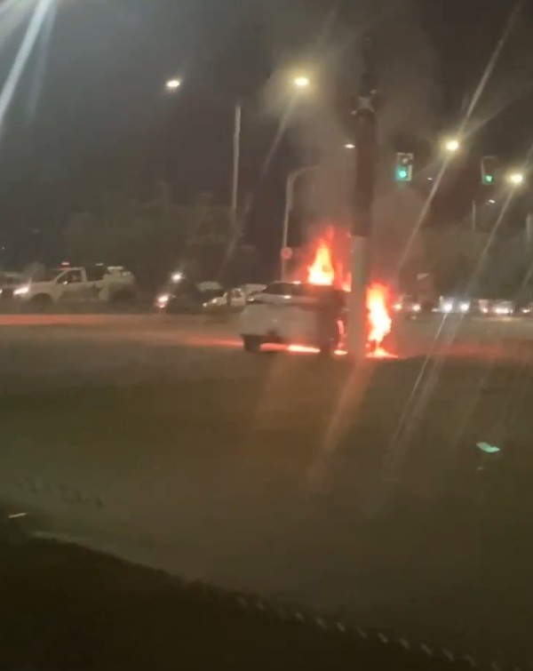Carro pega fogo na av. Júlio César, em Belém
