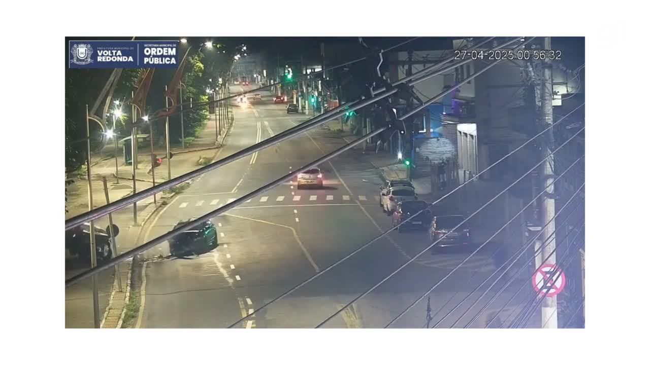 VÍDEO: Acidenthe Entre Dois Carros Deixa Feridos em Volta Redonda