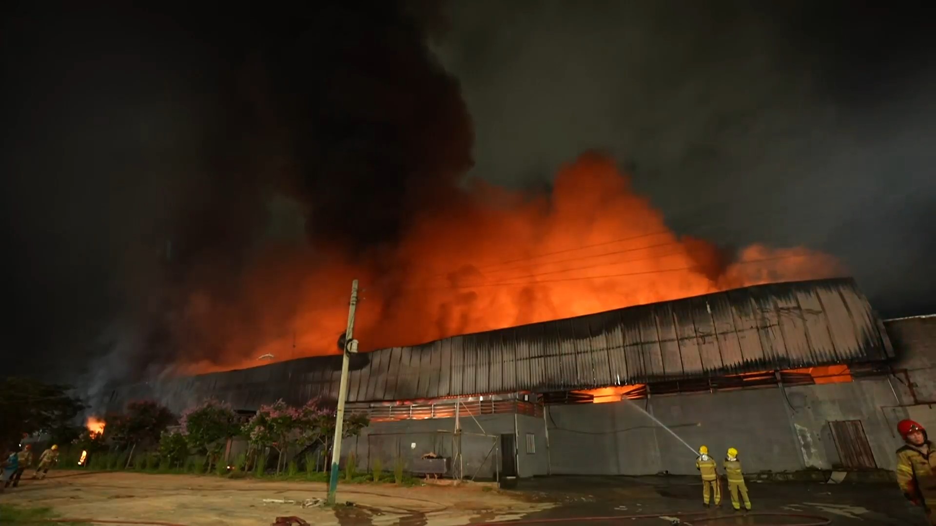 Fique por dentro: Bombeiros combatem incêndio de grandes proporções em galpão na BR-040, em Ribeirão das Neves