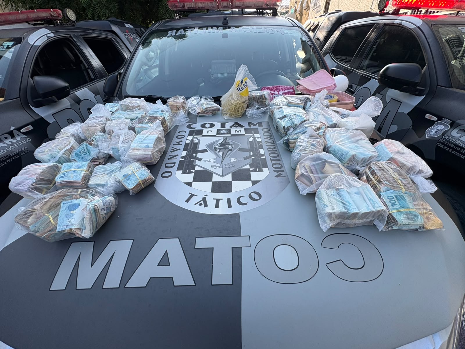 Polícia apreende R$ 330 mil em espécie em casa onde foram encontradas 12 armas de fogo em Fortaleza