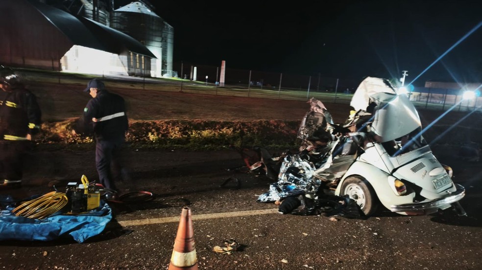 Carro da vítim ficou destruído após acidente — Foto: Polícia Rodoviária Estadual