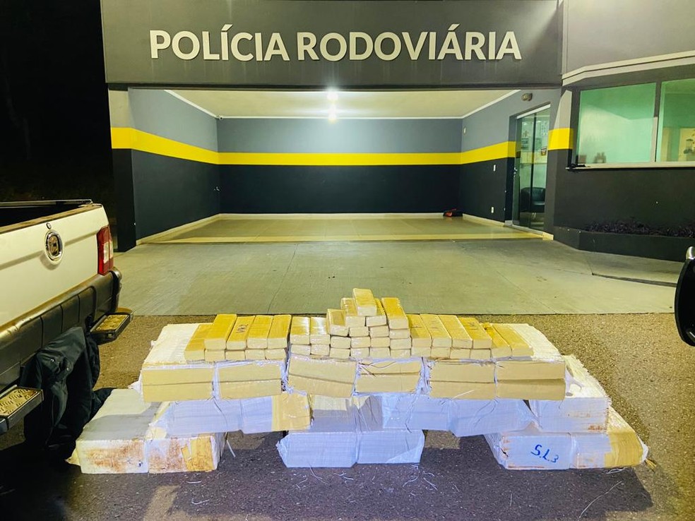 Droga foi encontrada no compartimento de carga e atrás dos bancos do automóvel na Rodovia Raposo Tavares (SP-270) — Foto: Polícia Rodoviária