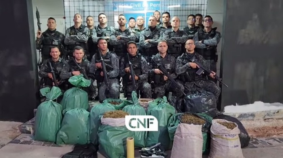 Policiais apreenderam mais de 100 quilos de maconha na BR-232, em São Caetano — Foto: Caruaru no Face