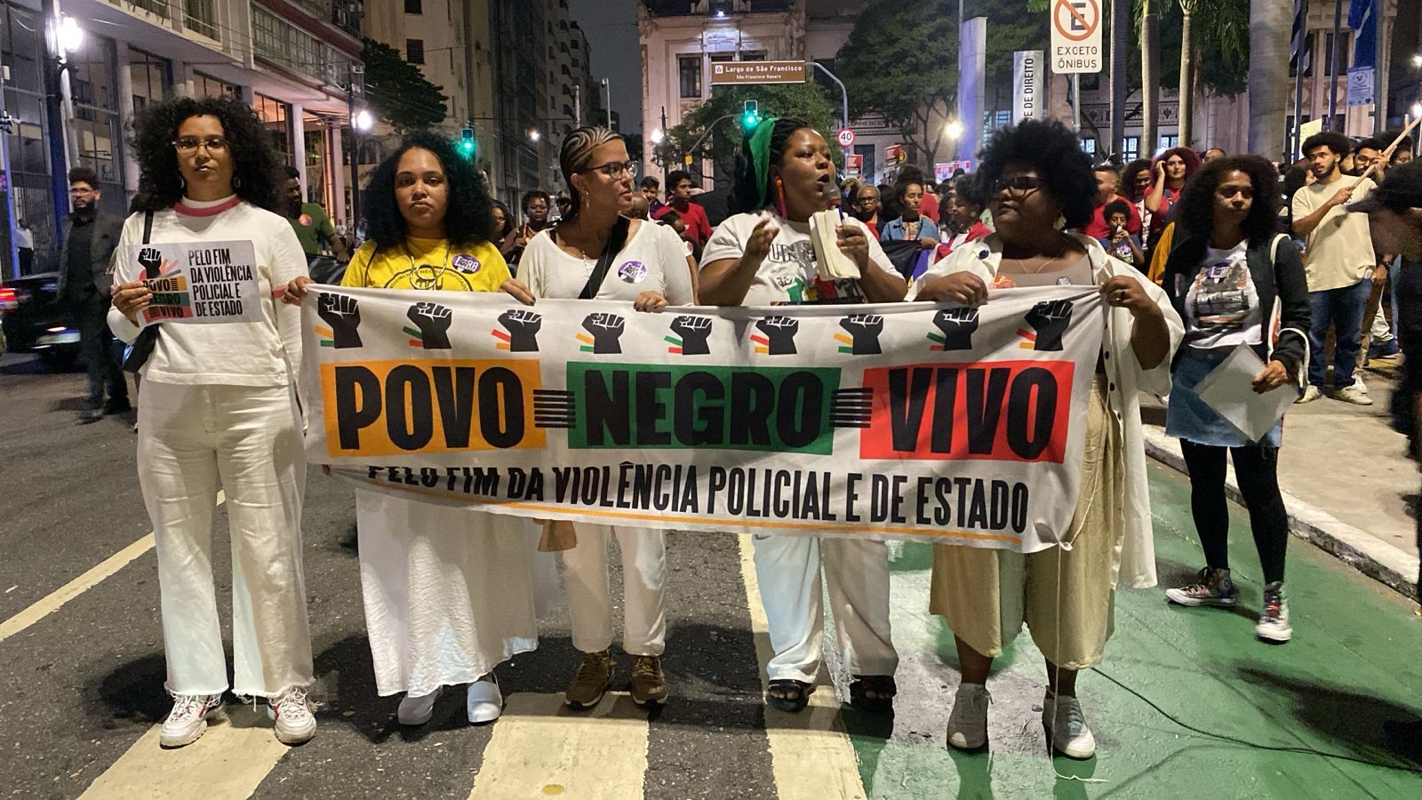 Manifestantes fazem ato contra violência policial no Centro de SP