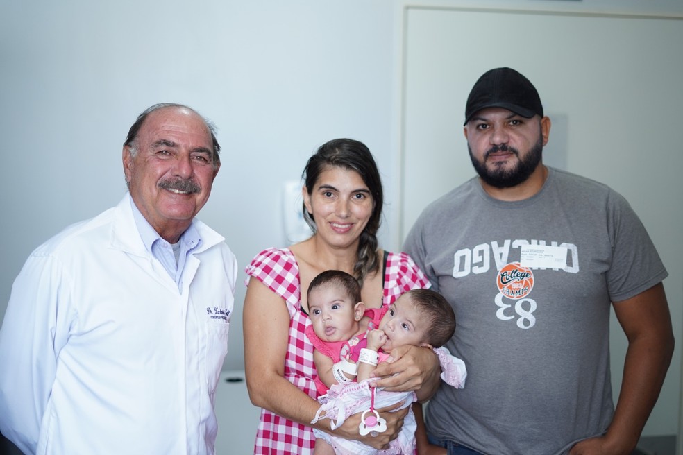 Siamesas Kiraz e Aruna, unidas pelo abdmen e bacia, passam por consulta em Goinia, Gois  Foto: Reproduo/Gabriel Botelho