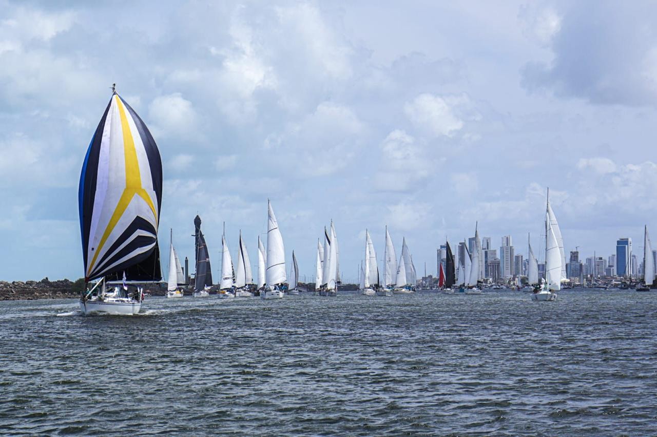 Regata Recife-Fernando de Noronha tem mais de 90 barcos na disputa 