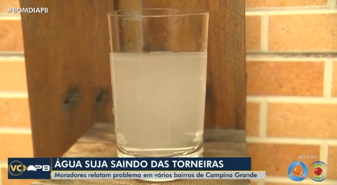 Moradores denunciam problemas com coloração de água que sai de torneiras, em Campina Grande