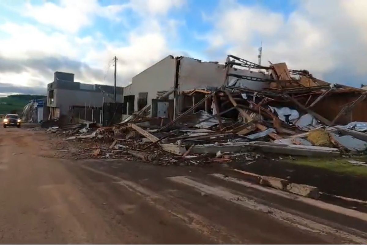 Cidade do PR amanhece destruída após passagem de tornado; VEJA IMAGENS