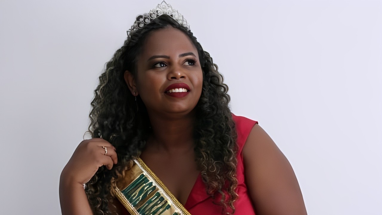 Faxineira com cinco pós-graduações se torna miss em concurso nacional: 'o estudo me mantém em evolução'
