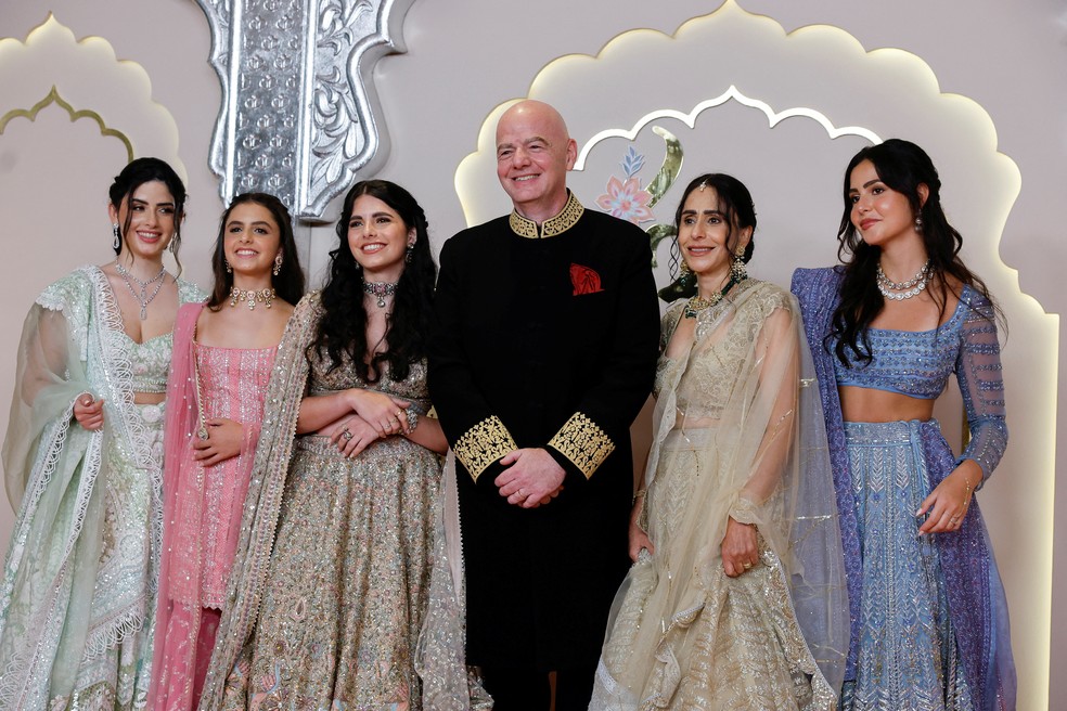 Presidente da Fifa Gianni Infantino com esposa e filhas — Foto: REUTERS/Francis Mascarenhas