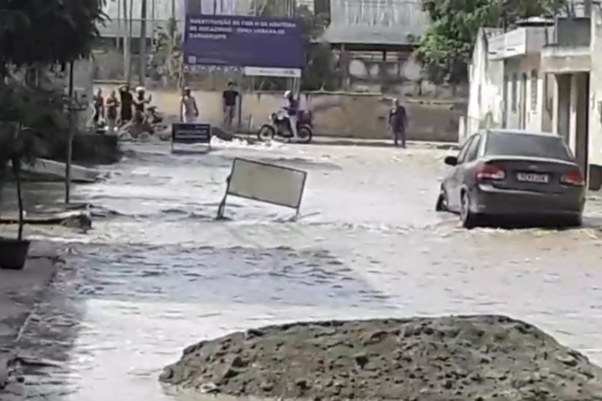 Cano da Compesa estoura e provoca alagamentos em Caruaru; VÍDEO