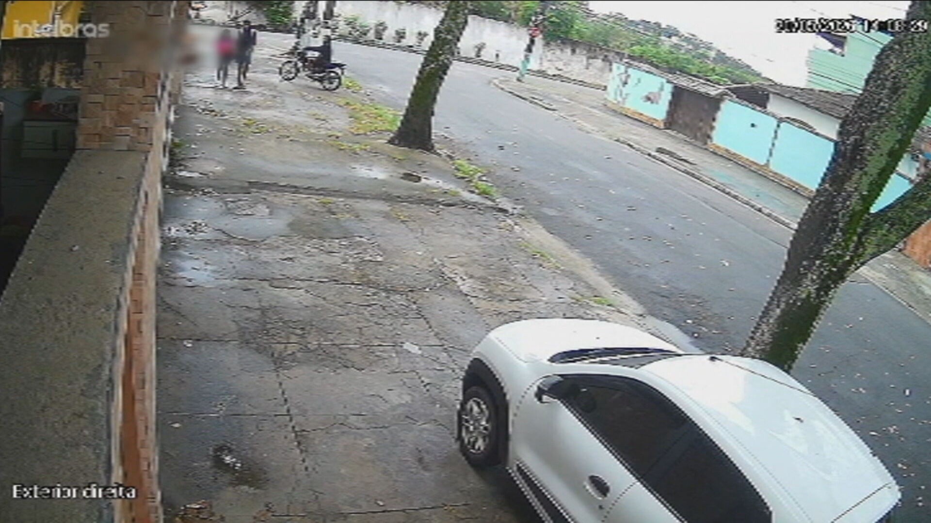 Menina de 11 anos é atacada por ladrões de moto em Marechal Hermes; dupla levou celular 