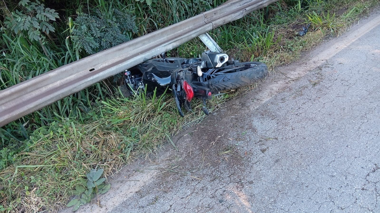 Motociclista de 23 anos morre após bater em defensa metálica na BR-494 em Divinópolis