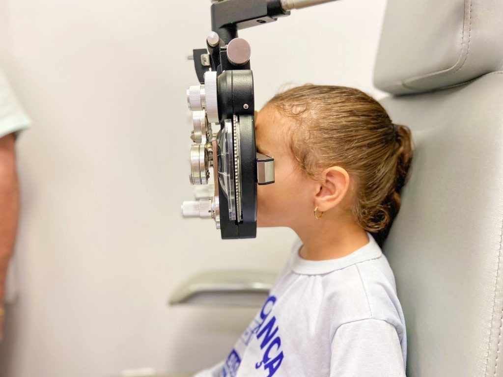 Carretinha da Saúde entrega óculos gratuitos a crianças em Altos e Coivaras