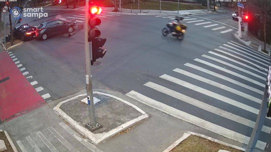 Câmera flagra Porshe de Gato Preto passando no sinal vermelho