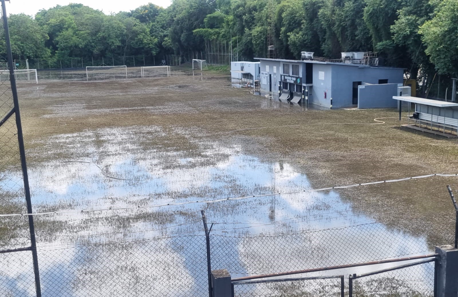 Antes e depois: nível do Rio Tietê recua e água começa a baixar em estádio que vai receber jogos da Copinha 