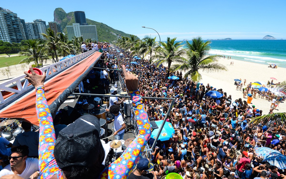 Blocos do Rio arrastam milhares de foliões no pré-carnaval neste ...