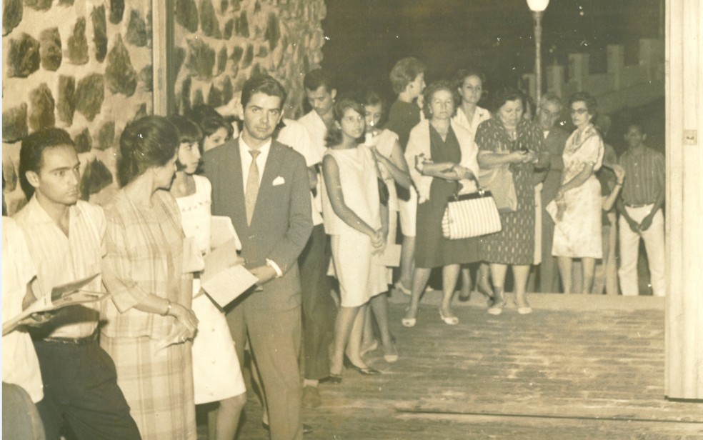 Fila para a inauguração do teatro, em 1964 — Foto: Teatro Vila Velha