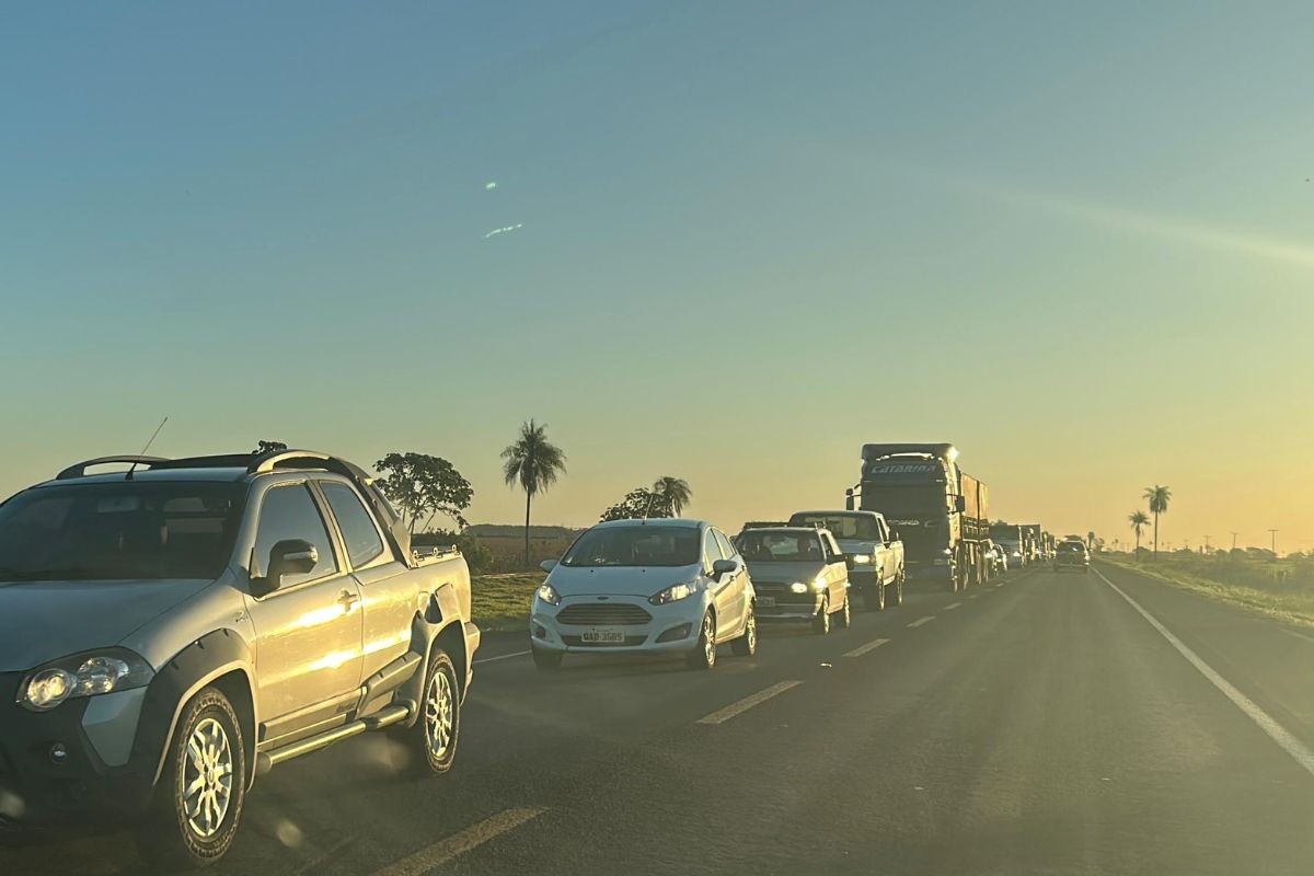Acidente entre caminhões interdita totalmente BR-262 entre Terenos e Campo Grande