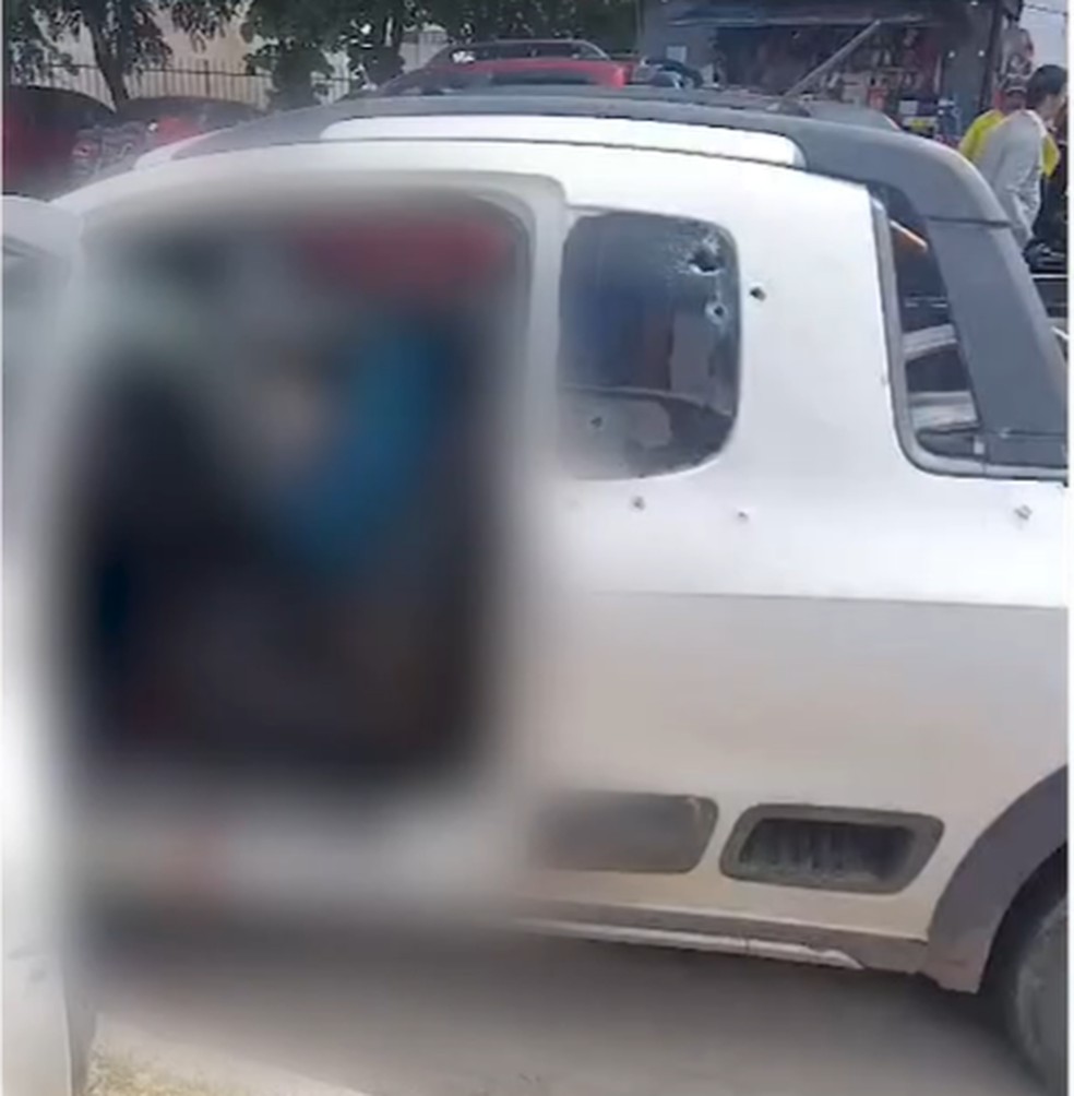 Carro onde vítimas estavam foi atingido por balas durante o tiroteio, em Intermares — Foto: TV Cabo Branco/Reprodução