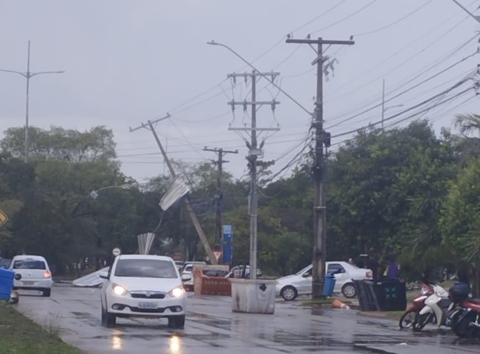 Telhas foram arremessadas na rede de energia — Foto: Divulgação