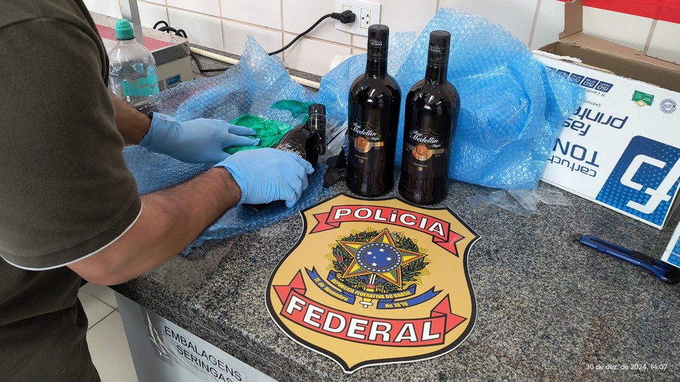 Droga estava escondida em garrafas de bebida que seguiriam para a Europa — Foto: PF/Cedida