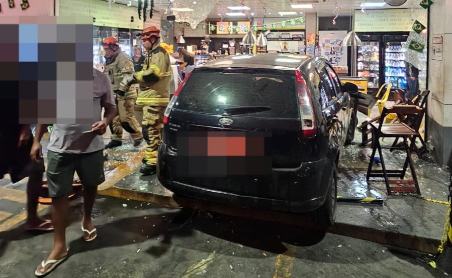 Carro bate contra vidraça de estabelecimento e deixa dois idosos feridos em Três Rios