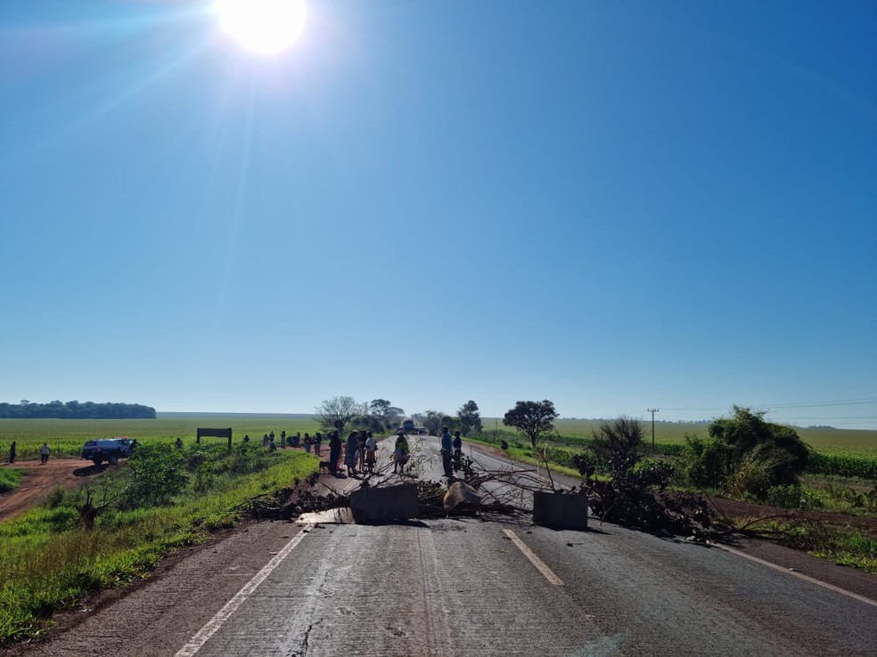 Indígenas fecham rodovias em Mato Grosso do Sul.  — Foto: Reprodução
