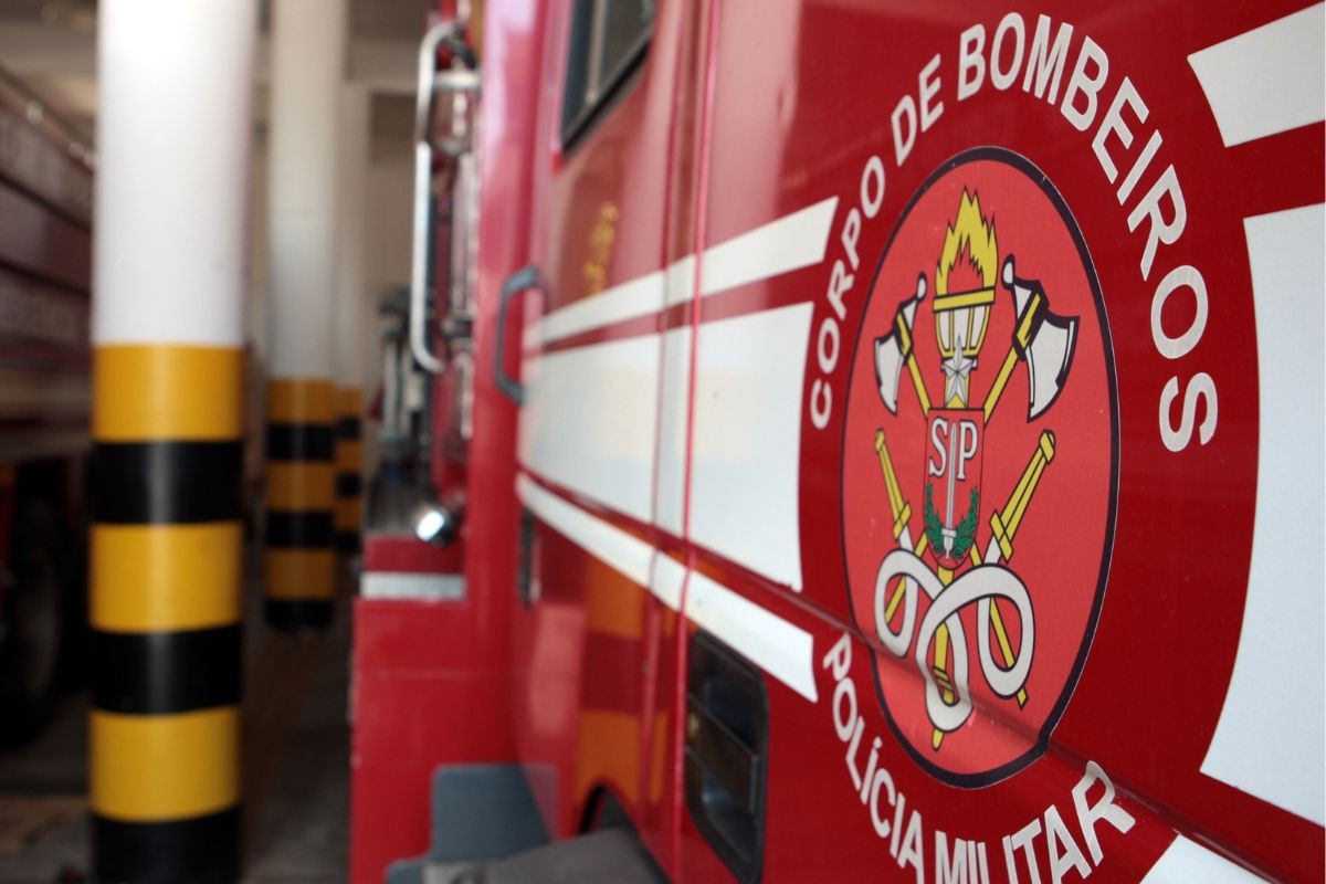 Incêndio destrói cinco casas em São Vicente