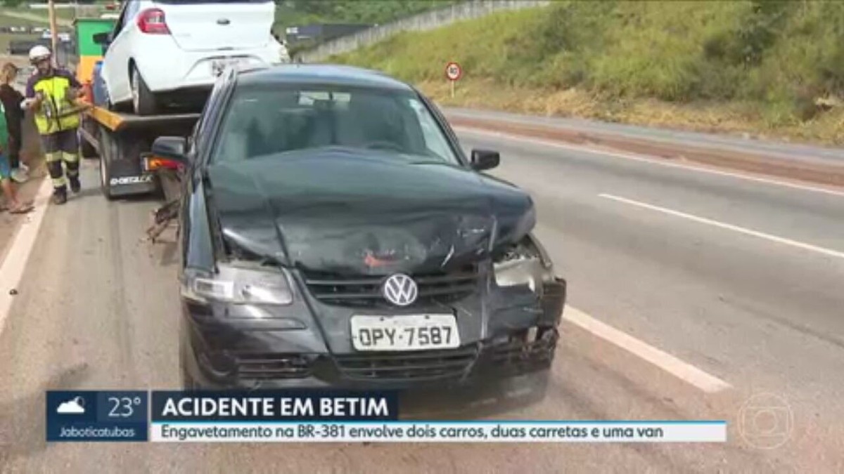 Acidente Envolvendo Carreta, Caminhão, Van E Carros Interdita O ...